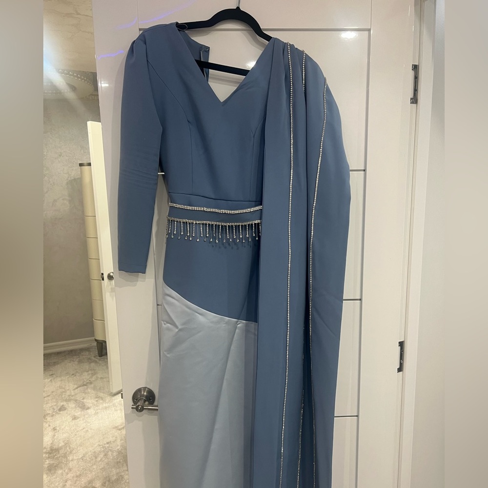 Dresses - Picture 3 of 12
